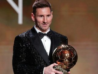 Lionel Messi meraih penghargaan pemain terbaik dunia, Ballon d'Or 2021. Pemain Argentina yang kini bermain untuk Paris Saint-Germain (PSG) itu mengalahkan Robert Lewandowski dan Jorginho.
