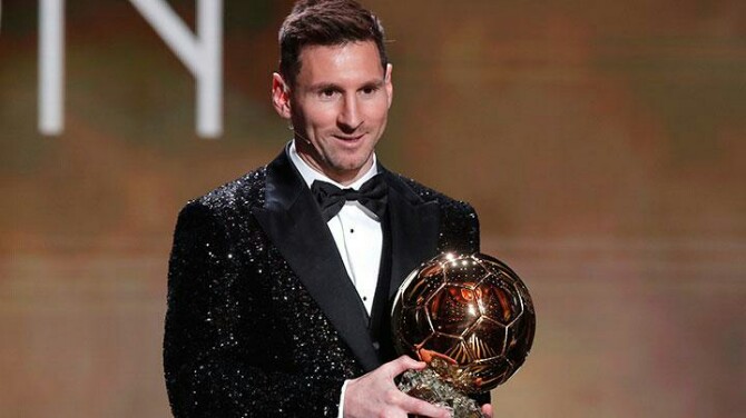 Lionel Messi meraih penghargaan pemain terbaik dunia, Ballon d'Or 2021. Pemain Argentina yang kini bermain untuk Paris Saint-Germain (PSG) itu mengalahkan Robert Lewandowski dan Jorginho.