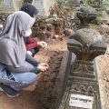 Sejumlah warga berziarah ke makam Pocut Meurah Intan. (blorakab/kaldera)