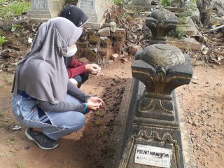 Sejumlah warga berziarah ke makam Pocut Meurah Intan. (blorakab/kaldera)