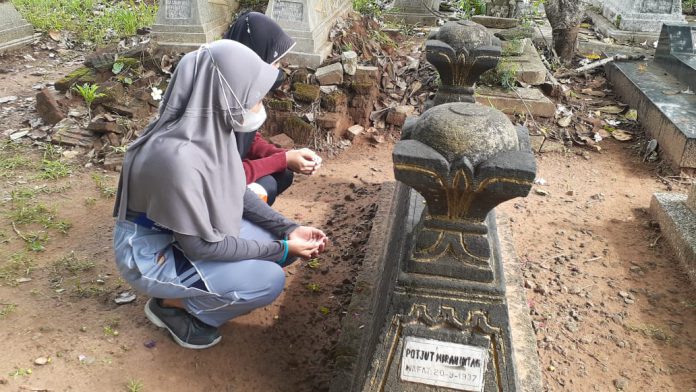 Sejumlah warga berziarah ke makam Pocut Meurah Intan. (blorakab/kaldera)