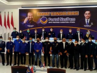 Ketua DPW Nasdem Sumut saat memberikan pengarahan pada acara penyerahan SK pengurus 7 DPD kabupaten/kota, Senin (1/11/2021).