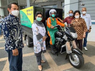 PT Indonesia Asahan Aluminium (persero) Inalum menyerahkan 5 unit arm roll ke Pemkab Karo, Sumatera Utara.