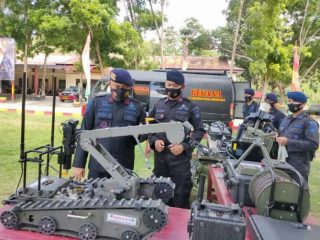 AKBP Anhar Arlia Rangkuti (paling kiri) saat memimpin Detasemen Gegana Brimob.