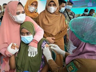 Ketua TP PKK Langkat, Tiorita Terbit Rencana PA menyemangati warga yang sedang melaksanakan vaksin di Kecamatan Secanggang, Langkat, Selasa (2/11/2021)