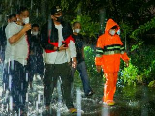 Walikota Medan, Bobby Nasution saat meninjau puting beliung di Kecamatan Medan Denai beberapa hari lalu