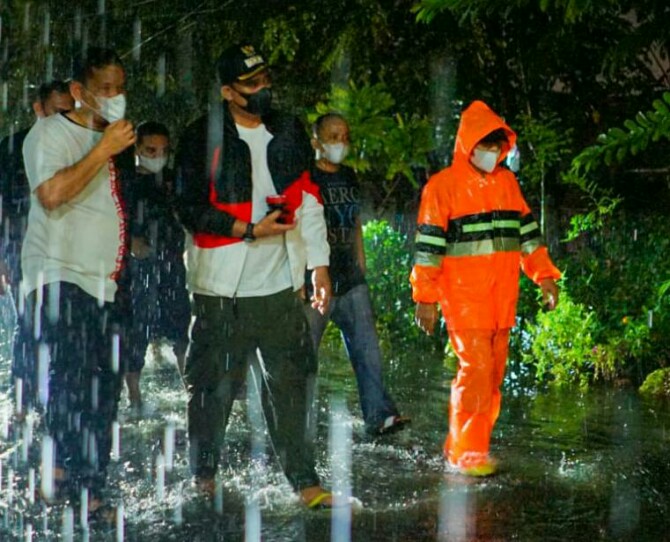 Walikota Medan, Bobby Nasution saat meninjau puting beliung di Kecamatan Medan Denai beberapa hari lalu