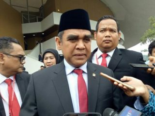 Gus Irawan Pasaribu, ketua DPD Gerindra Sumut mendampingi Wakil Ketua MPR sekaligus Sekretaris Jenderal (Sekjen) Partai Gerindra Ahmad Muzani menutup musyawarah daerah Tidar atau Tunas Indonesia Raya di Parapat.