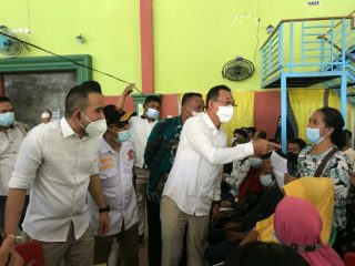 Dewan Pimpinan Daerah (DPD) Partai Gerindra Sumut bersama Dewan Pimpinan Cabang (DPC) Partai Gerindra Deliserdang bekerja sama dengan Dinas Kesehatan Deliserdang, melayani vaksinasi terhadap 1.000 orang masyarakat umum, Jumat (29/10/2021), di Desa Manunggal, Kecamatan Labuhandeli, Kabupaten Deliserdang.