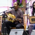 Dokumentasi saat Irwansyah Harahap (tengah) tampil di panggung Pasar Hamburg 2017. Kelompok musik Suarasama asal Medan memukau penonton dengan kombinasi musik etnik dunia. (dw/kaldera)