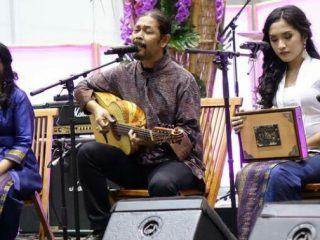 Dokumentasi saat Irwansyah Harahap (tengah) tampil di panggung Pasar Hamburg 2017. Kelompok musik Suarasama asal Medan memukau penonton dengan kombinasi musik etnik dunia. (dw/kaldera)