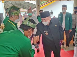 Bupati Langkat menyalami para pengurus Al Jamiyatul Wasliyah Langkat ketika menghadiri pelantikan pengurus periode 2021-2026 di Jentera Malay Rumah Dinas Bupati Langkat, Rabu (3/11/2021)