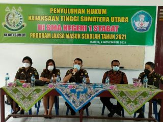 Program Jaksa Masuk Sekolah (JMS) sampai ke SMAN 1 Stabat, Kab Langkat, Kamis (4/11/2021). Di tempat ini, para jaksa dari Kejaksaan Tinggi Sumut memberi penyuluhan tentang menghentikan penyebaran hoaks (informasi bohong/palsu) pada siswa.