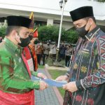 Walikota Medan, Bobby Nasution serahkan SK kepada Kepala BPKAD Kota Medan, Zulkarnain
