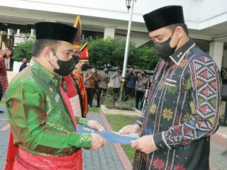 Walikota Medan, Bobby Nasution serahkan SK kepada Kepala BPKAD Kota Medan, Zulkarnain
