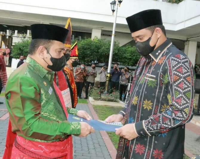 Walikota Medan, Bobby Nasution serahkan SK kepada Kepala BPKAD Kota Medan, Zulkarnain