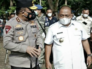 Bupati Langkat Terbit Rencana PA mendampingi Kapoldasu Irjen Pol Panca Putra Panjaitan meninjau vaksinasi di Jentera Malay Rumdis Bupati Langkat, Stabat, Kamis (4/11/2021).