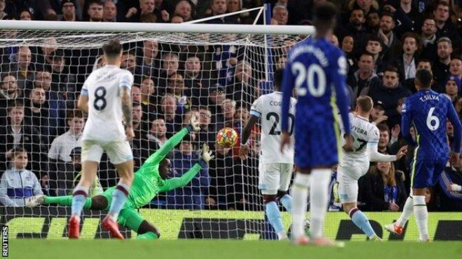Chelsea yang dominan, harus puas dengan satu poin setelah diimbangi 1-1 oleh Burnley pada laga pekan ke-11 Liga Primer Inggris. Gol cantik Kai Havertz dibalas gol indah Matej Vydra di Stamford Bridge, London, Sabtu (6/11/2021) malam.