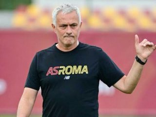 Jose Mourinho kembali menelan kekalahan setelah timnya AS Roma dikalahkan 3-2 oleh tim promosi, Venezia dalam lanjutan Liga Italia Serie yang berlangsung di Pier Luigi Penzo, Minggu (7/11/2021) malam WIB.