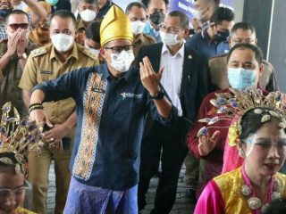 Menperkraf Sandiaga Uno didampingi Wakil Walikota Medan, Aulia Rachman menghadiri acara di Medan Club, Senin (8/11/2021)
