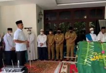 Wakil Gubernur Sumatera Utara Musa Rajekshah (Ijeck) dan Walikota Medan Bobby Nasution, melepas jenazah anggota DPR Abdul Wahab Dalimunthe atau yang akrab disapa Abah Wahab, untuk dimakamkan.