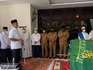 Wakil Gubernur Sumatera Utara Musa Rajekshah (Ijeck) dan Walikota Medan Bobby Nasution, melepas jenazah anggota DPR Abdul Wahab Dalimunthe atau yang akrab disapa Abah Wahab, untuk dimakamkan.