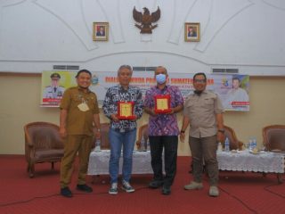 Kabid Layanan Kepemudaan Dispora Sumut, Budi Syahputra (kiri) berfoto dengan narasumber usai Dialog Kepemudaan, Selasa (9/11/2021)