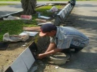 Dinas Lingkungan Hidup (LH) Kabupaten Langkat segera memperbaiki pulau jalan yang rusak di sepanjang Jalan KH Wahid Hasyim depan SMKN 1 Stabat, Langkat