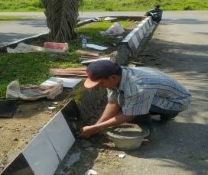 Dinas Lingkungan Hidup (LH) Kabupaten Langkat segera memperbaiki pulau jalan yang rusak di sepanjang Jalan KH Wahid Hasyim depan SMKN 1 Stabat, Langkat