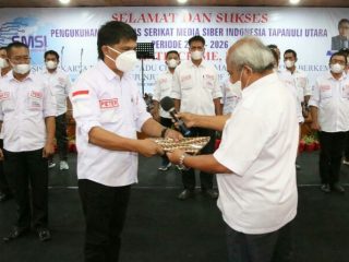 Ketua Serikat Media Siber Indonesia (SMSI) Sumatera Utara, Zulfikar Tanjung melantik Pengurus SMSI Kabupaten Tapanuli Utara, di Gedung Sopo Partungkoan, Tarutung, Rabu (10/11/2021).