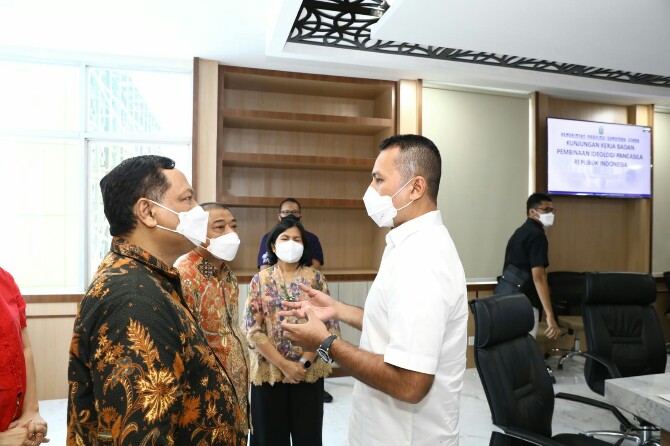 Rombongan Badan Pembinaan Ideologi Pancasila (BPIP) Republik Indonesia tiba di Lantai 2 Kantor Gubernur Sumatera Utara, Jalan Pangeran Diponegoro, Medan, Selasa (9/11).