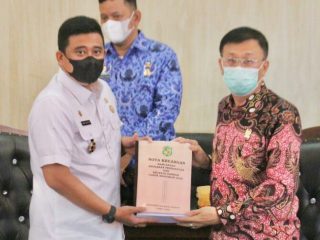 Walikota Medan, Bobby Nasution menyampaikan rancangan peraturan daerah tentang Anggaran Pendapatan dan Belanja Daerah (APBD) 2022 melalui sidang paripurna DPRD Medan, Rabu (10/11/2021).