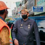 Walikota Medan, Bobby Nasution meninjau penerapan e-parking di Jalan Zainul Arifin, Medan, Jumat (12/11/2021)