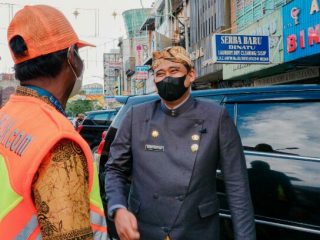 Walikota Medan, Bobby Nasution meninjau penerapan e-parking di Jalan Zainul Arifin, Medan, Jumat (12/11/2021)