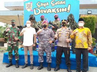 Sinergitas TNI - Polri, Yonif 8 Marinir Tangkahan Lagan bersama Kodim 0203/Langkat dan Polres Langkat gelar vaksin massal, di Mako Batalyon 8 Marinir Tangkahan Lagan Pangkalan Berandan Kecamatan Sei Lepan, Langkat, Jum'at (12/11/2021).