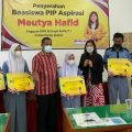 Anggota DPR RI dari Fraksi Golkar daerah pemilihan Sumut 1, Meutya Hafid berikan beasiswa Program Indonesia Pintar ( PIP) dari Kementerian Pendidikan dan Kebudayaan Ristek Dikti (Kemdikbud Ristekdikti) di SMA Negeri 2 Percut Sei Tuan, Deliserdang, Jumat (12/11/2021).