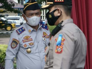 Kapolres Langkat, AKBP Danu berbincang dengan Kadishub Langkat Mulyono di sela-sela kegiatan