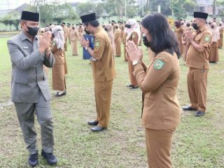 Sekda Kota Medan, Wiriya Alrahman mengucapkan selamat kepada para pejabat yang dilantik di Stadion Kebun Bunga, Senin (15/11/2021)