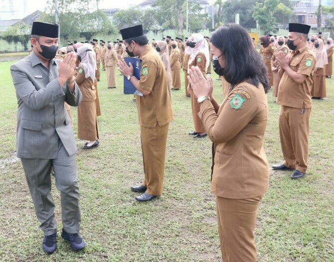 Sekda Kota Medan, Wiriya Alrahman mengucapkan selamat kepada para pejabat yang dilantik di Stadion Kebun Bunga, Senin (15/11/2021)