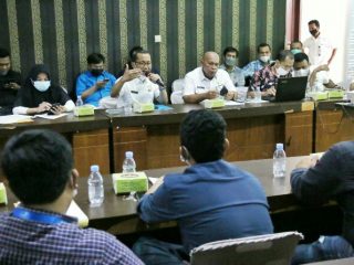 Dinas Kominfo Kota Medan sosialisasikan perwal terkait pedoman penataan dan pengendalian menara telekomunikasi dan fiber optik kepada para mitra perusahaan provider dan operator serta OPD terkait di lingkungan Pemko Medan, di Aula Kantor Dinas Kominfo Medan, Rabu (17/11/2021).