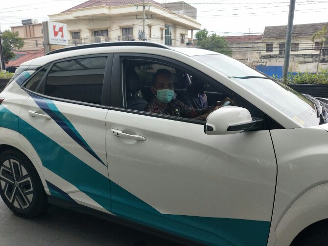 Kadis Lingkungan Hidup Kota Medan, Zulfansyah Ali Saputra mengendarai mobil listrik milik PLN. Hal ini dilakukan sebagai kampanye menjaga lingkungan, Kamis (18/11/2021)