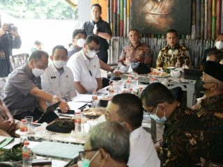 Wakil Gubernur (Wagub) Sumatera Utara (Sumut) Musa Rajekshah memimpin rapat Konsep Pengembangan Ekowisata Tangkahan-Bukit Lawang di Jungle Inn Bukit Lawang, Kecamatan Bahorok, Kabupaten Langkat, Kamis (18/11). (DISKOMINFO SUMUT)