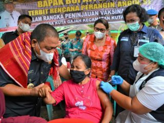 Bupati Langkat, Terbit Rencana PA menerima Jembatan Sei Wampu yang terletak di Desa Kuta Gajah, Kecamatan Kutambaru dari PT Aek Simonggo Energy, Kamis (18/11/2021).