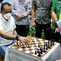 Wakil Walikota Medan, Aulia Rachman bermain dengan salah satu peserta Kejuaraan Catur Piala Walikota Medan di Hotel Madani Medan, Sabtu (20/11/2021)