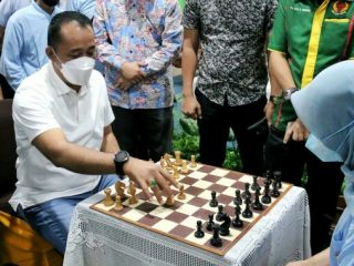 Wakil Walikota Medan, Aulia Rachman bermain dengan salah satu peserta Kejuaraan Catur Piala Walikota Medan di Hotel Madani Medan, Sabtu (20/11/2021)