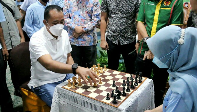 Wakil Walikota Medan, Aulia Rachman bermain dengan salah satu peserta Kejuaraan Catur Piala Walikota Medan di Hotel Madani Medan, Sabtu (20/11/2021)