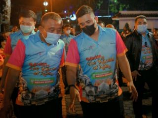 Walikota Medan, Bobby Nasution berbincang dengan Kadis Pariwisata Kota Medan, Agus Suriono