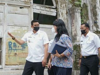 Walikota Medan, Bobby Nasution dan Wakil Walikota Medan, Aulia Rachman mendampingi perwakilan Kementrian PUPR meninjau Gedung Warenhuis di Jalan Hindu, Medan beberapa waktu lalu. Pemko Medan berencana melakukan penataan kawasan Kota Lama Kesawan akan dilakukan awal 2022.