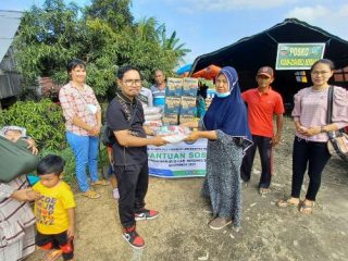 Ikatan Pendidikan Luar Sekolah Pendidikan Masyarakat (IKAPLUSDIKMAS UNIMED) mengunjungi posko pengungsian terdampak banjir di Kec. Sei Rampah, Kab. Serdang Bedagai, Minggu (21/11).