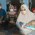Ketua TP PKK Langkat, Tiorita Terbit Rencana PA saat meninjau bocah penderita hydrochepalus di Kecamatan Tanjung Pura, Langkat, Minggu (21/11/2021)